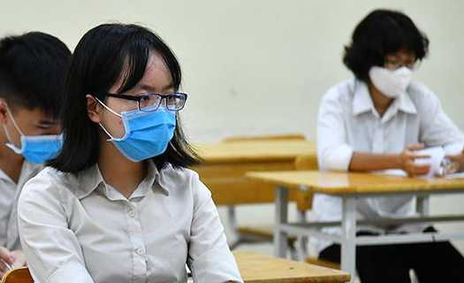 Học sinh phổ thông ở Hà Nội háo hức đi học, phụ huynh lo lắng